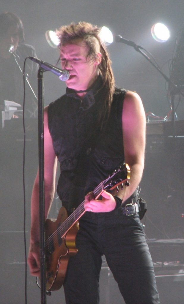 Robin Finck suona la chitarra con i Nine Inch Nails al concerto di Oakland del 5 settembre 2008