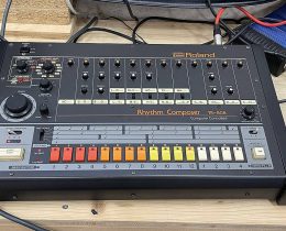 Roland TR-808 esposta con il pannello dei controlli e i sedici tasti step in evidenza