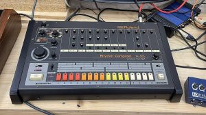 Roland TR-808 esposta con il pannello dei controlli e i sedici tasti step in evidenza