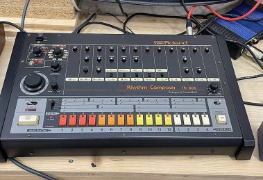 Roland TR-808 esposta con il pannello dei controlli e i sedici tasti step in evidenza