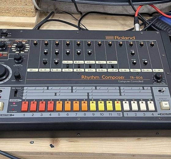 Roland TR-808 esposta con il pannello dei controlli e i sedici tasti step in evidenza