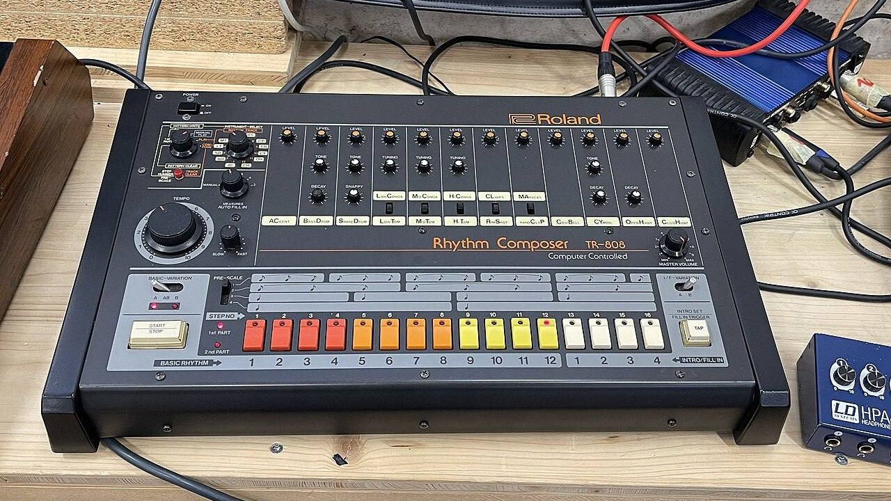 Roland TR-808 esposta con il pannello dei controlli e i sedici tasti step in evidenza