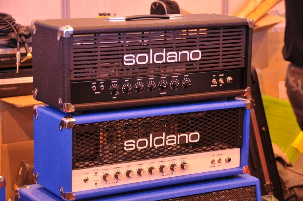 Due testate Soldano impilate, una Decatone e una SLO-100, con i pannelli frontali illuminati