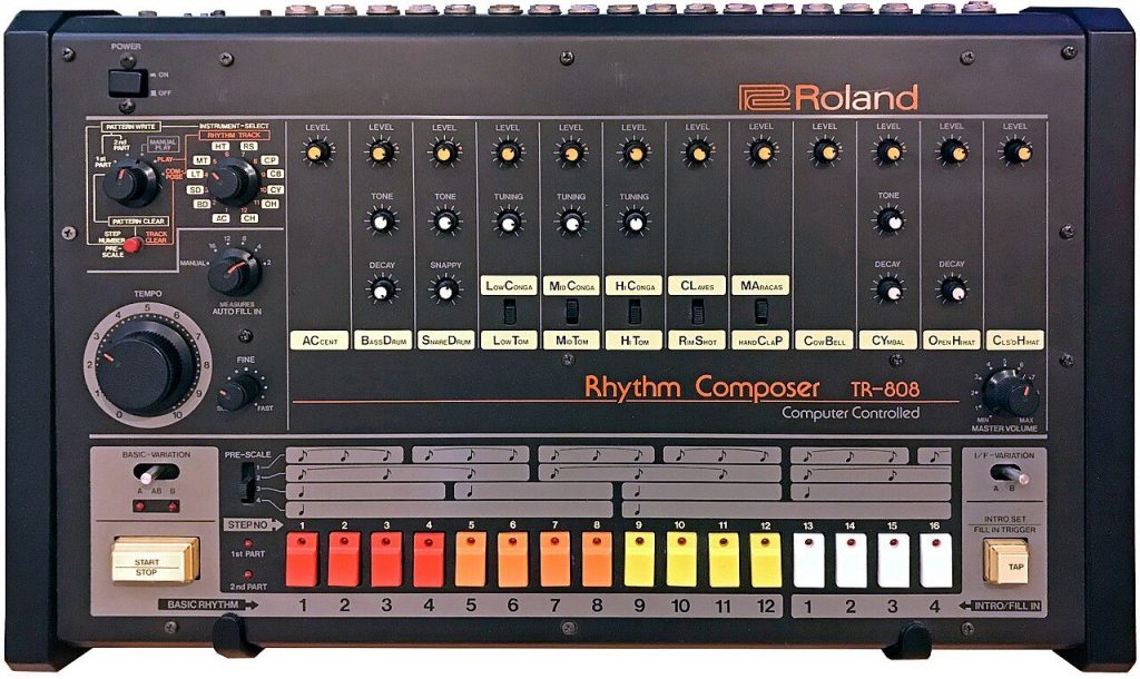 Dettaglio del pannello di una Roland TR-808 con i potenziometri delle singole voci e la fila dei tasti step