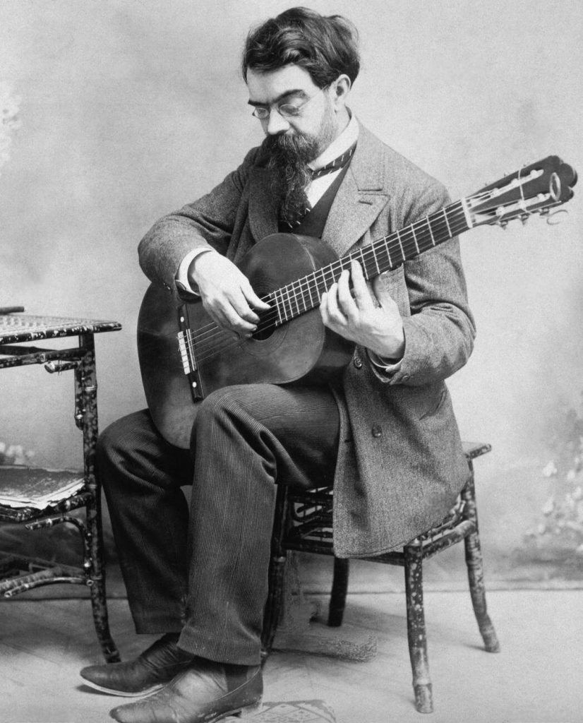 Fotografia d'epoca di Francisco Tárrega seduto con la chitarra