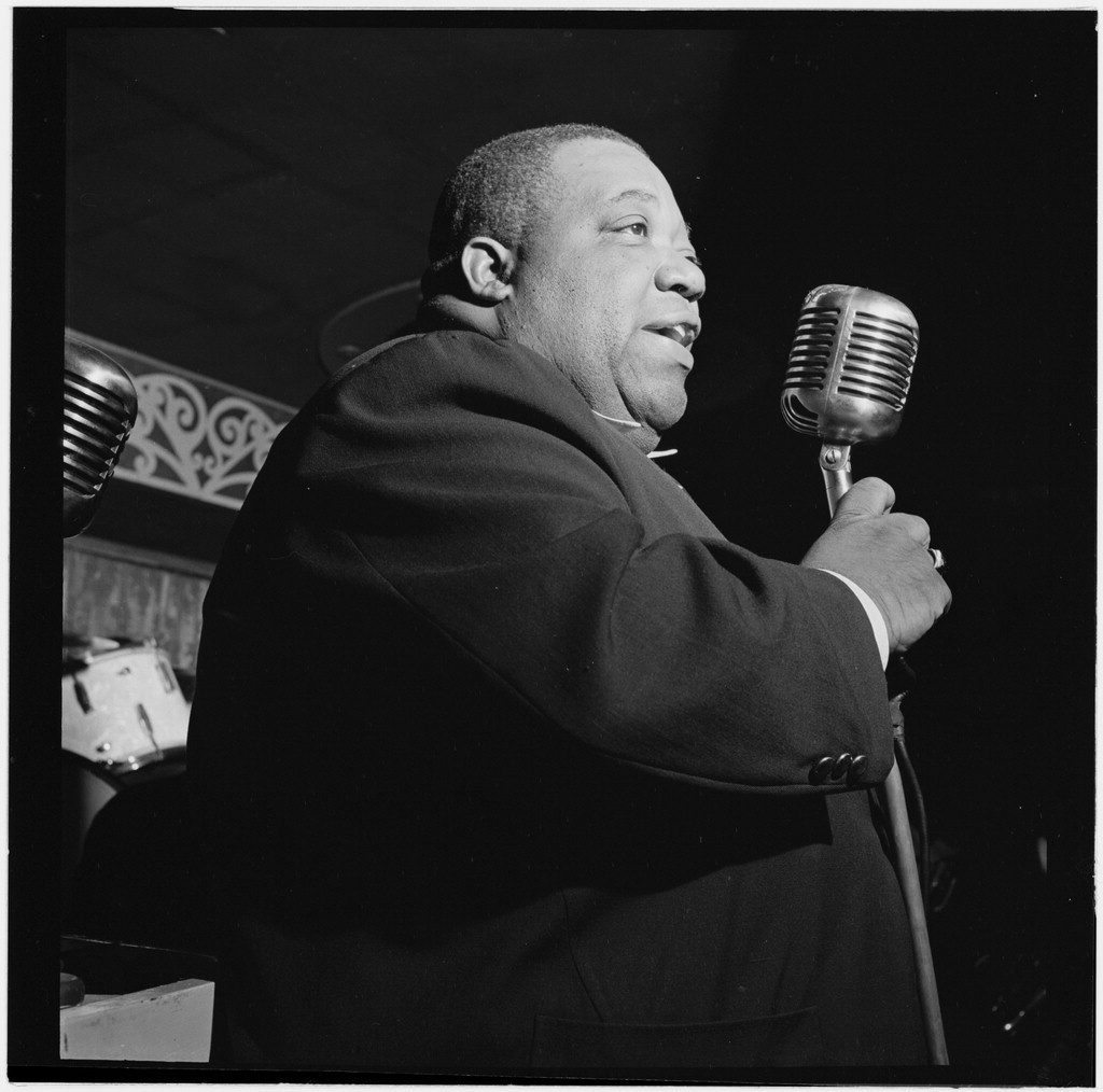 Jimmy Rushing al microfono all'Aquarium di New York nell'agosto 1946