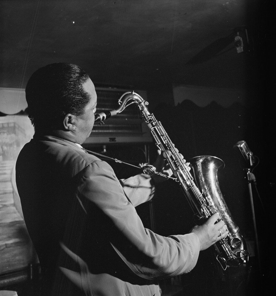 Lester Young con il sax tenore al Famous Door di New York nel settembre 1946