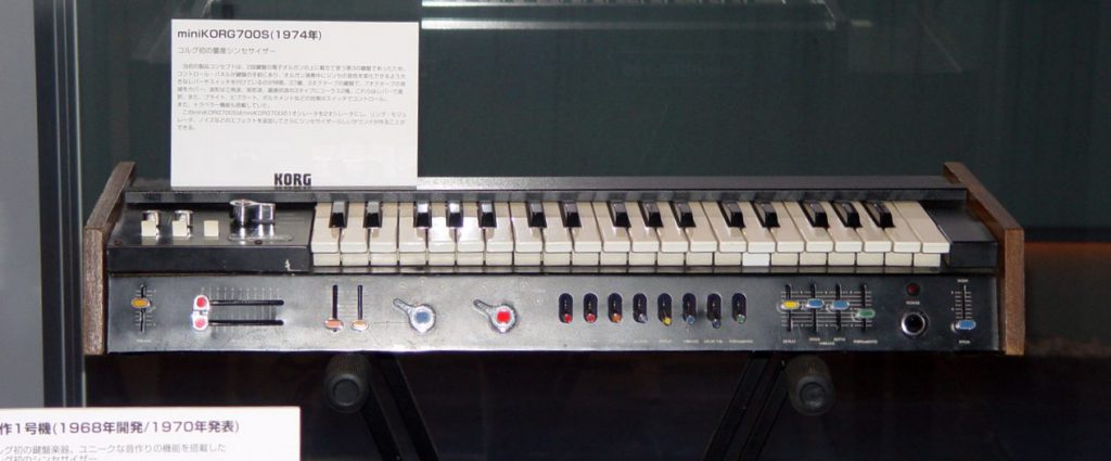 Pannello del miniKORG 700S con i comandi disposti sotto la tastiera e le levette colorate del generatore di suono