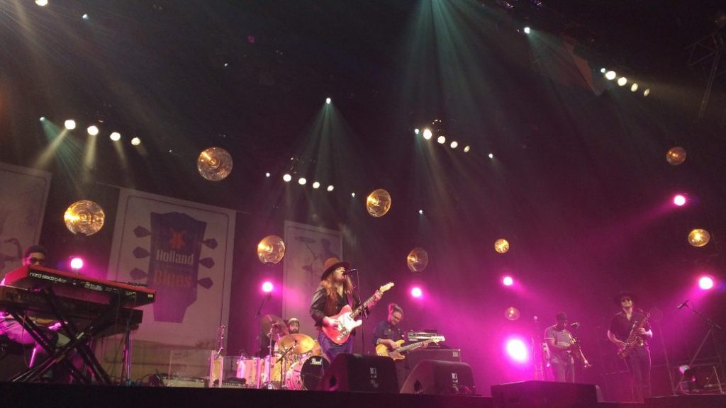 The Marcus King Band sul palco dell'Holland International Bluesfestival di Grolloo, con Marcus King al centro che suona una chitarra elettrica