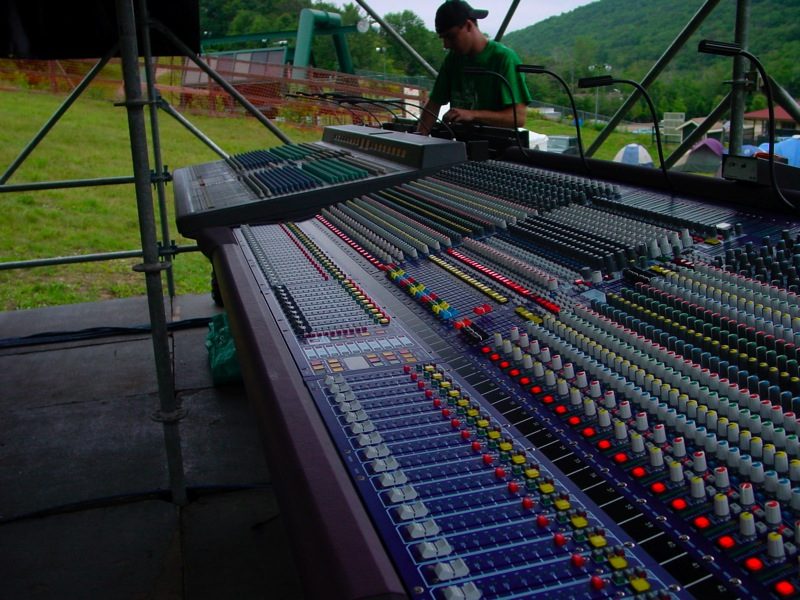 Postazione FOH con un Midas Heritage 3000 affiancato a uno Yamaha PM4000, in una configurazione analogica del 2004