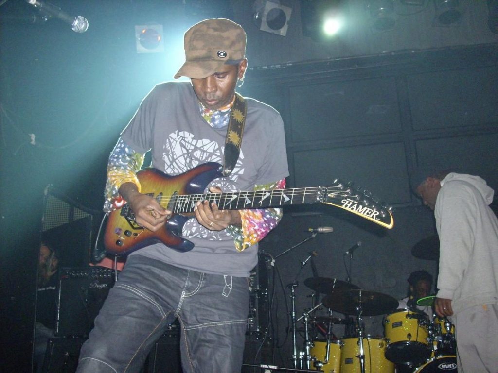 Vernon Reid con la chitarra elettrica durante un concerto del 2008