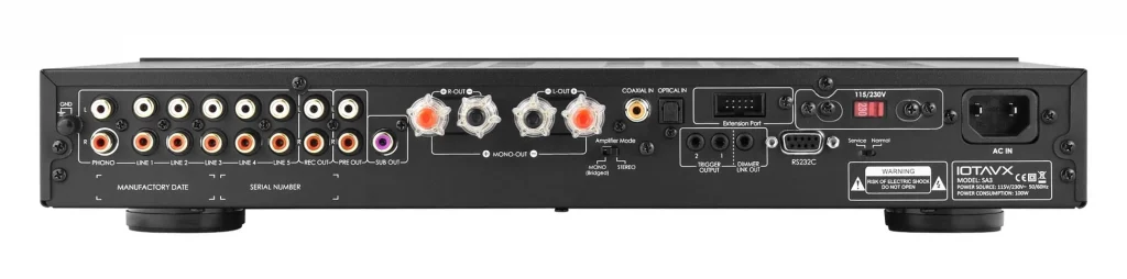 Il pannello posteriore dell'IOTAVX SA3: ingressi linea, phono MM, connessioni digitali, Pre Out e Sub Out.