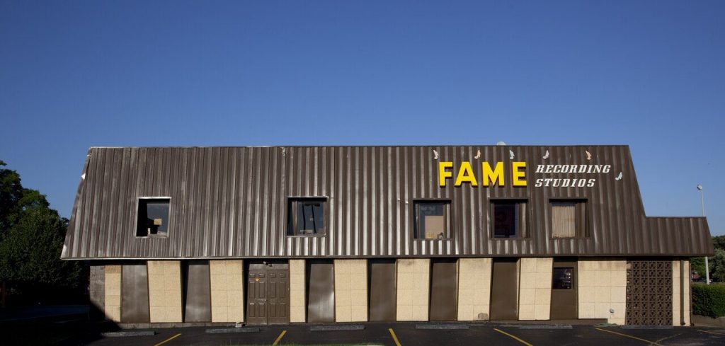 Facciata in lamiera dei FAME Recording Studios di Muscle Shoals, in Alabama, con l'insegna gialla e le note musicali sul tetto