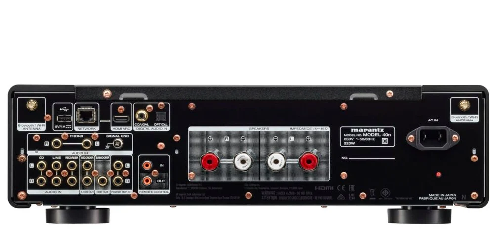 Pannello posteriore del Marantz Model 40n con ingresso phono, ingressi digitali ottico e coassiale, HDMI ARC, uscita pre e Power Amp In