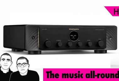 Marantz Model 40n in finitura nera, vista frontale di tre quarti con display centrale e manopole di controllo