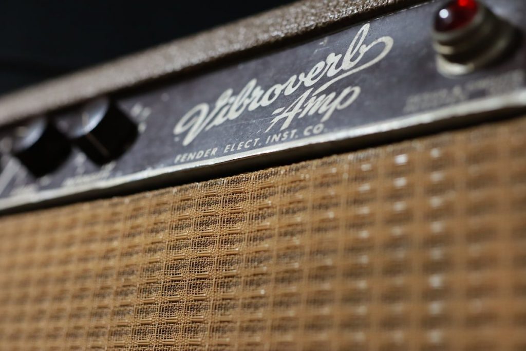 Dettaglio del pannello di un combo Fender Vibroverb a valvole degli anni Sessanta