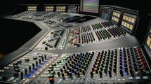 Console analogica SSL Odyssey da 48 canali vista di tre quarti, con le strisce di canale e la sezione centrale illuminate