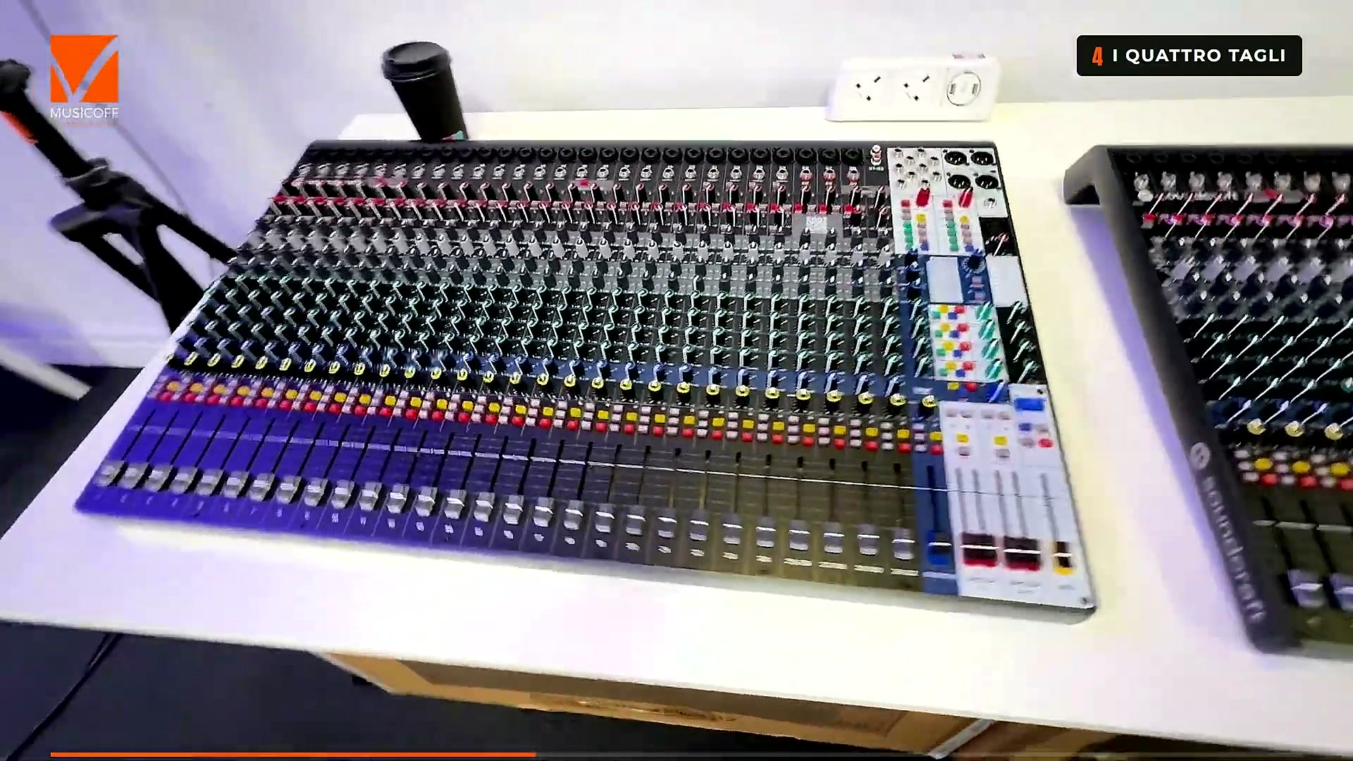 Due modelli della serie Soundcraft Signature Plus a confronto