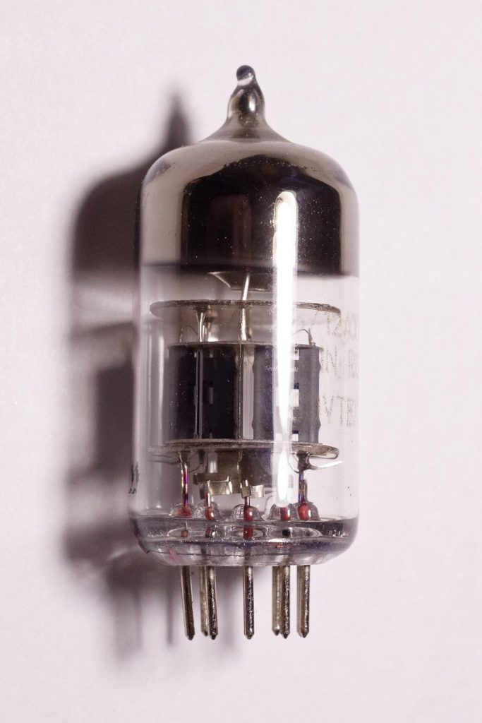 Valvola doppio triodo 12AX7, componente utilizzato negli oscillatori di molti circuiti di tremolo valvolari