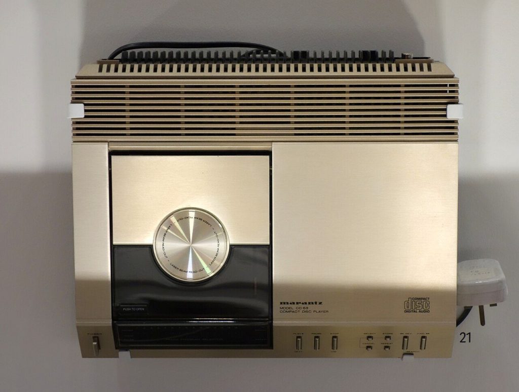 Il lettore CD Marantz CD 63 del 1983 esposto in una vetrina del Design Museum di Londra