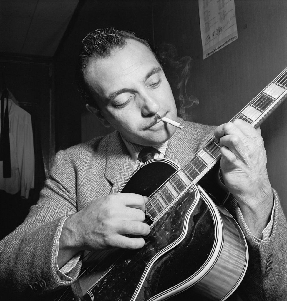 Django Reinhardt fotografato con la chitarra alla fine degli anni Quaranta