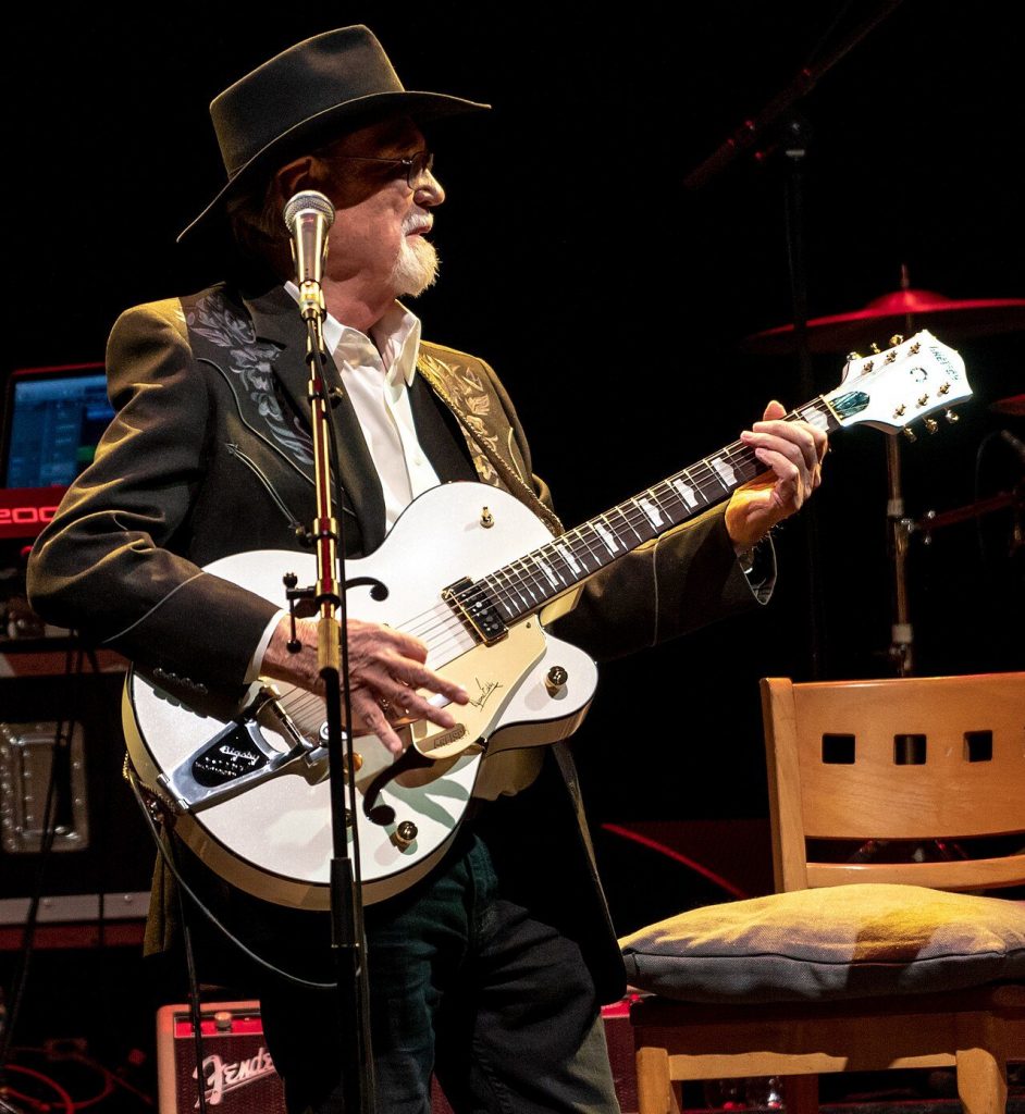 Duane Eddy sul palco con la chitarra elettrica, ritratto dal vivo a Londra