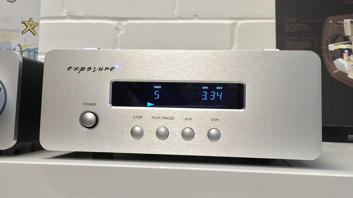 L'Exposure XM CD, lettore compact disc a caricamento dall'alto di produzione attuale, con il coperchio aperto