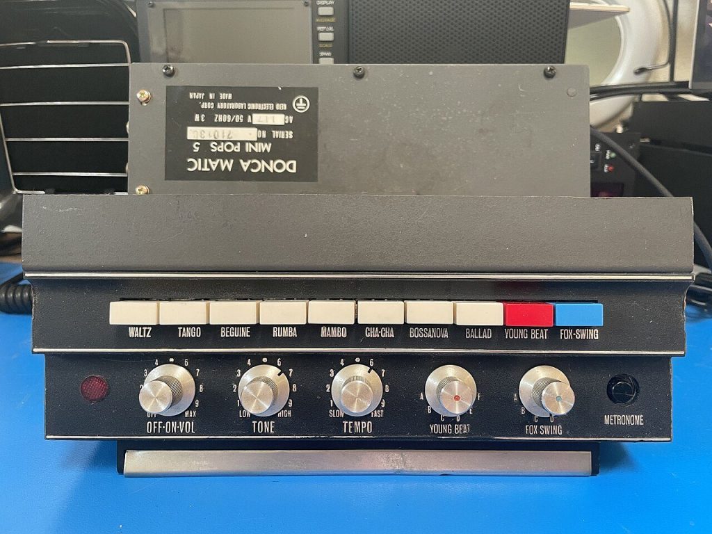 Korg Mini Pops 5, ritmica analogica compatta della stessa serie della Mini Pops 7, con i selettori dei ritmi preimpostati sul pannello
