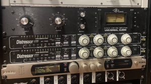 Rack da studio con un Teletronix LA-2A, un Universal Audio 1176LN, due Empirical Labs Distressor e un processore Lexicon