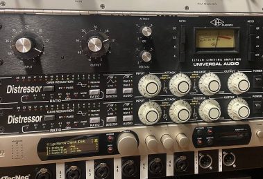 Rack da studio con un Teletronix LA-2A, un Universal Audio 1176LN, due Empirical Labs Distressor e un processore Lexicon