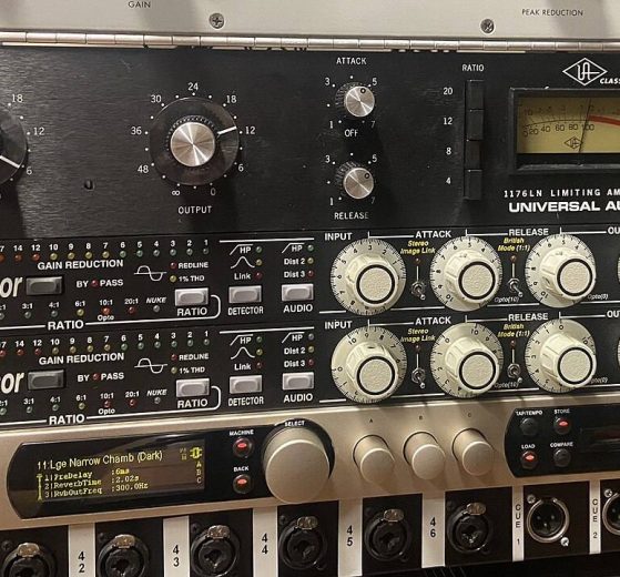 Rack da studio con un Teletronix LA-2A, un Universal Audio 1176LN, due Empirical Labs Distressor e un processore Lexicon