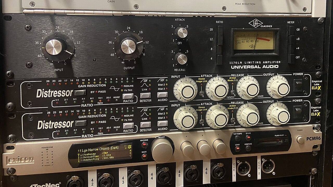 Rack da studio con un Teletronix LA-2A, un Universal Audio 1176LN, due Empirical Labs Distressor e un processore Lexicon