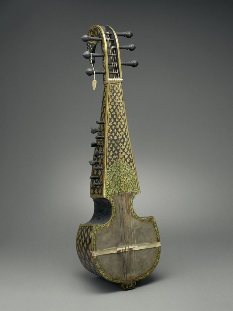 Sarod indiano, strumento tradizionalmente suonato con un plettro chiamato java, spesso realizzato in guscio di cocco