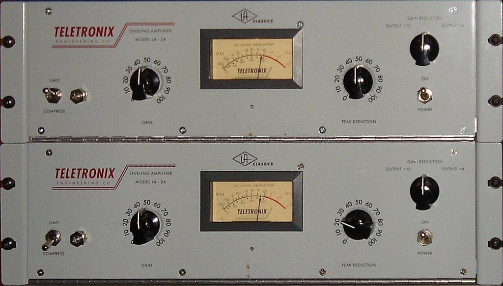 Due Teletronix LA-2A impilati in un rack, con i comandi Gain e Peak Reduction, il VU e il selettore Limit Compress
