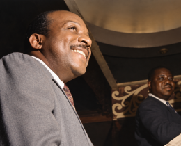 William Count Basie ritratto al pianoforte in un club di New York negli anni Quaranta