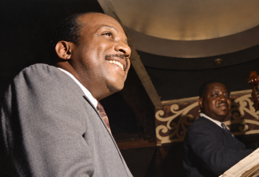 William Count Basie ritratto al pianoforte in un club di New York negli anni Quaranta