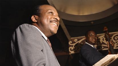William Count Basie ritratto al pianoforte in un club di New York negli anni Quaranta