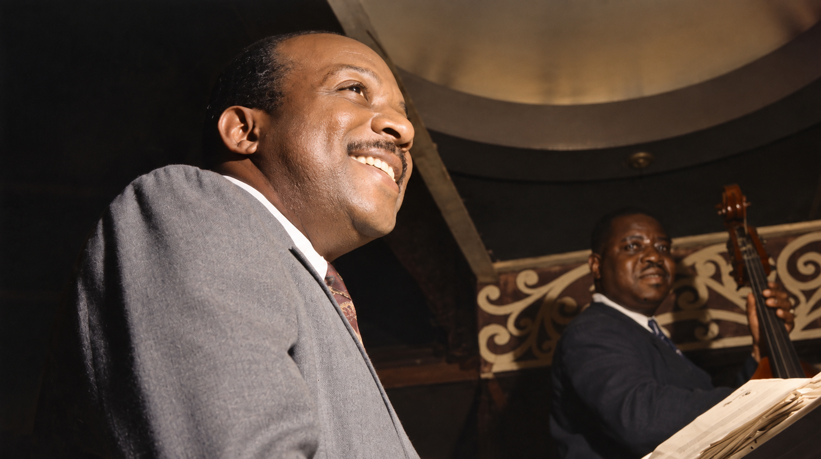 William Count Basie ritratto al pianoforte in un club di New York negli anni Quaranta