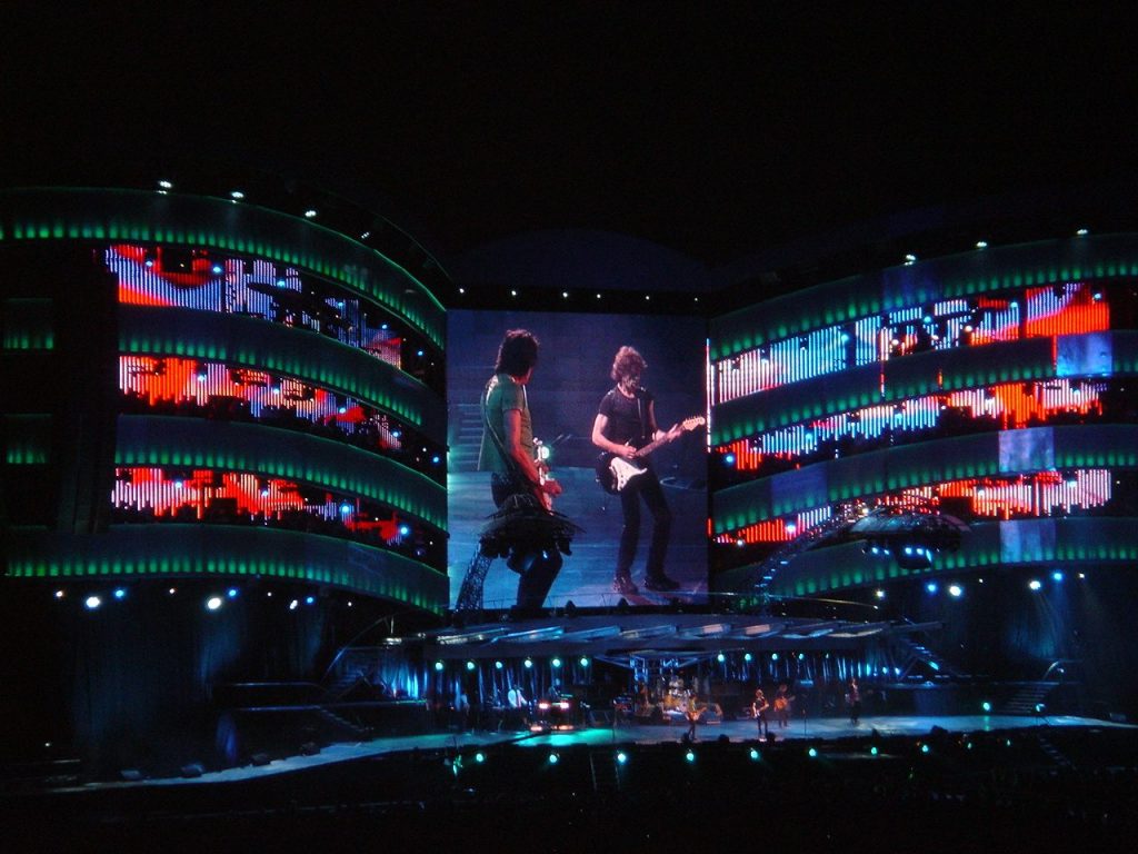 Il palco di A Bigger Bang illuminato durante il concerto al Twickenham Stadium, con le due torri di schermi a LED ai lati del maxischermo centrale e la band in campo lungo