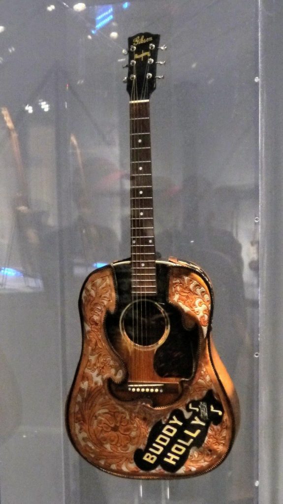 La Gibson J-45 del 1943-1944 appartenuta a Buddy Holly, rivestita dalla custodia in cuoio lavorata a mano, esposta in una teca museale
