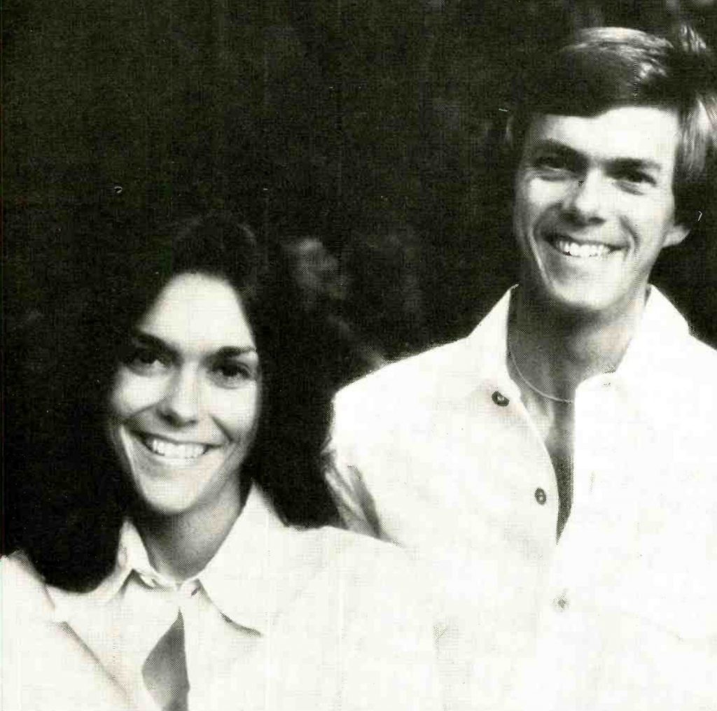 Karen Carpenter e Richard Carpenter sorridenti in camicia bianca, foto promozionale A&M Records del 1975