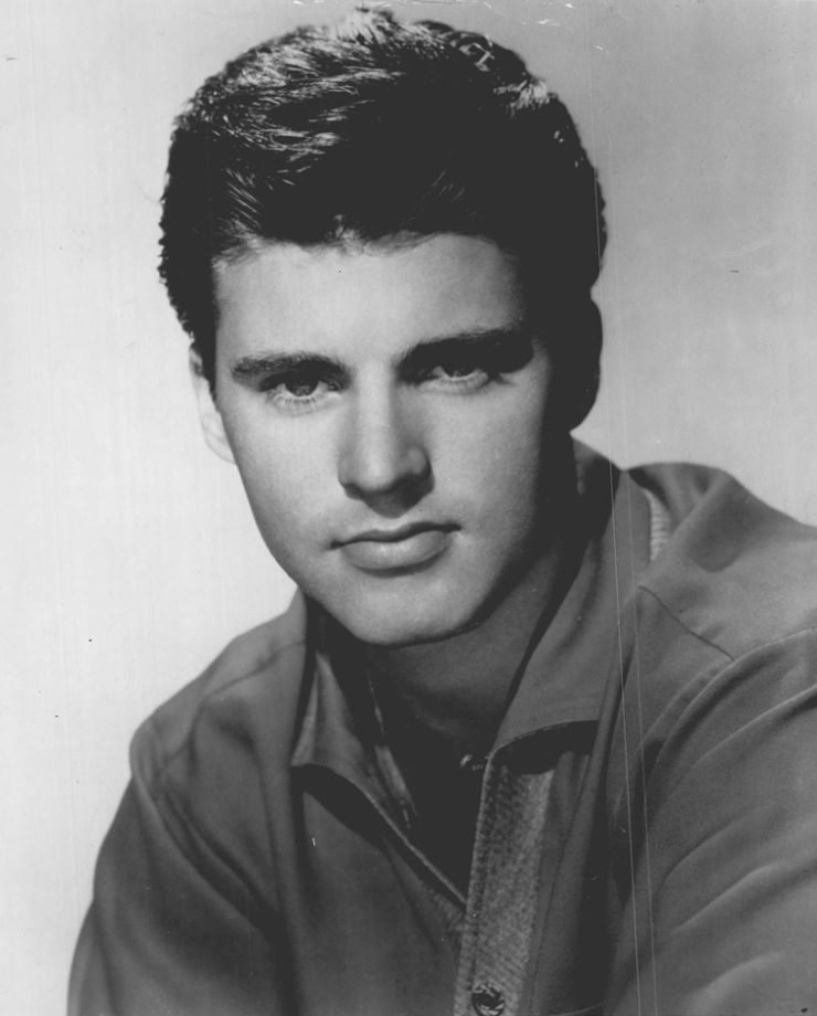 Foto promozionale in bianco e nero di Ricky Nelson per Decca Records, ritratto di tre quarti con giacca chiara, 1966