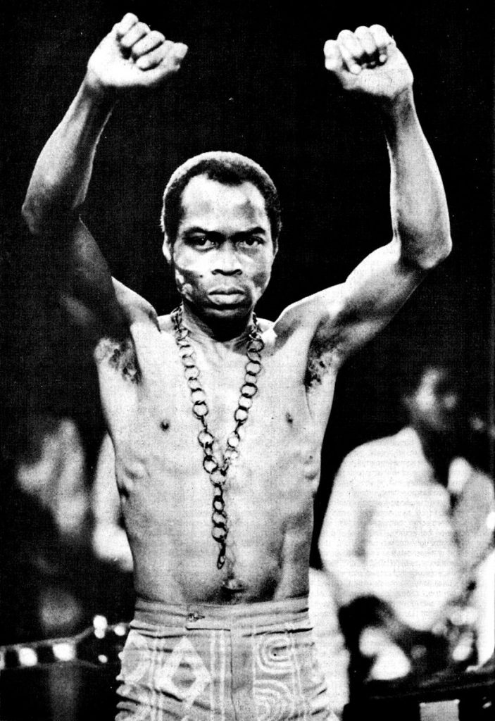 Fela Kuti sul palco in una fotografia promozionale del 1986