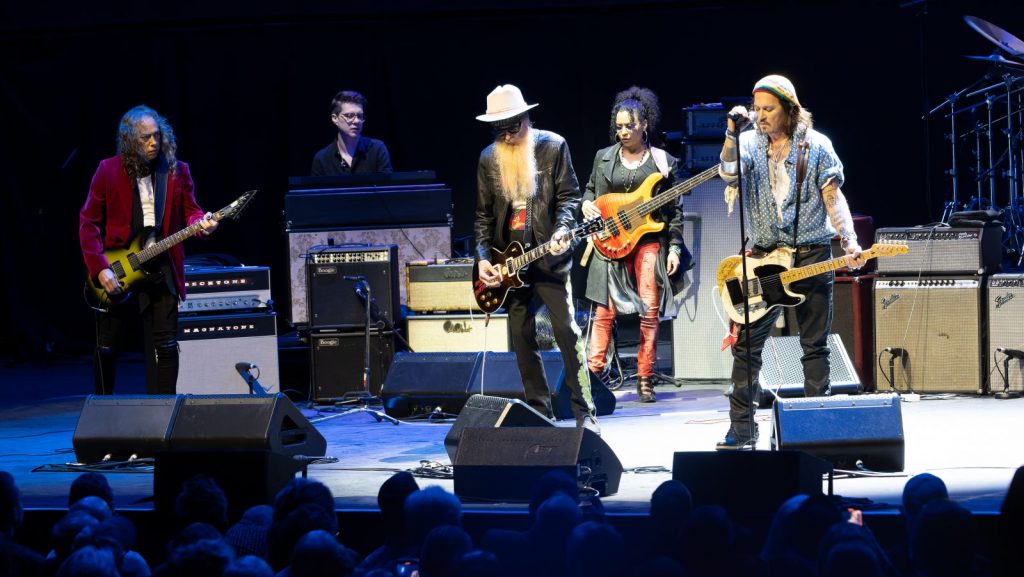 Rhonda Smith al basso in una formazione allargata sul palco della Royal Albert Hall di Londra, durante un concerto in memoria di Jeff Beck