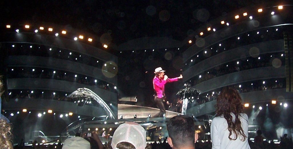 Mick Jagger sul maxischermo centrale del palco di A Bigger Bang visto dal parterre, con il pubblico in primo piano, settembre 2005