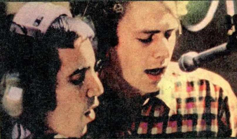 Paul Simon e Art Garfunkel con le cuffie davanti a un microfono durante una seduta di registrazione del novembre 1969