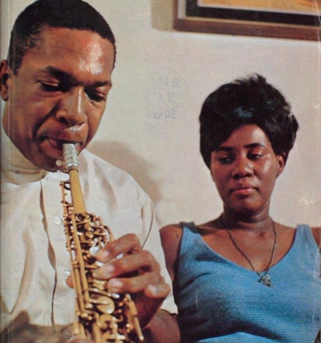 John Coltrane e Alice Coltrane fotografati insieme nel 1966, anno in cui lei entra nel gruppo del marito