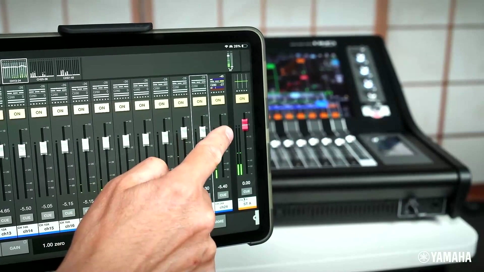 DM StageMix su iPad accanto a una console Yamaha DM5