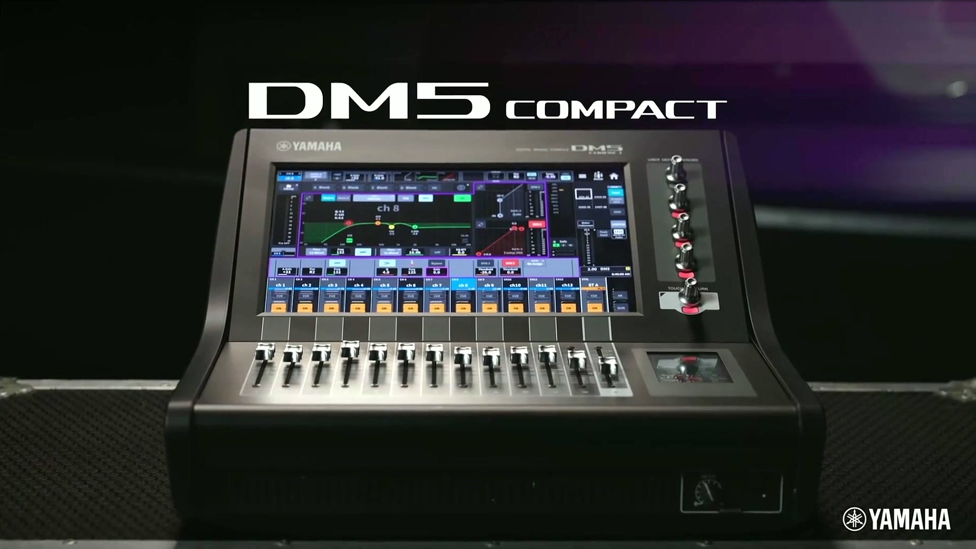 Console digitale Yamaha DM5 Compact vista di tre quarti con il display acceso