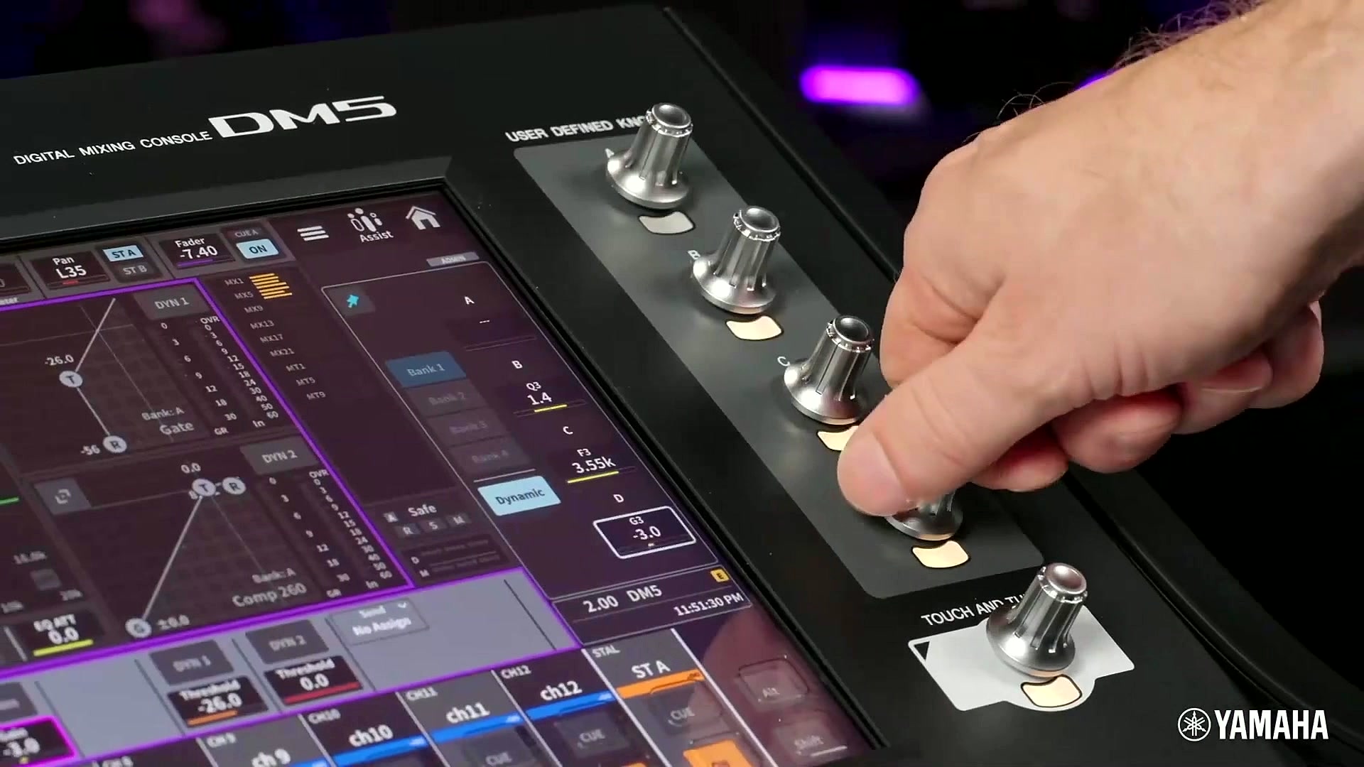 Una mano regola le quattro manopole User Defined della Yamaha DM5
